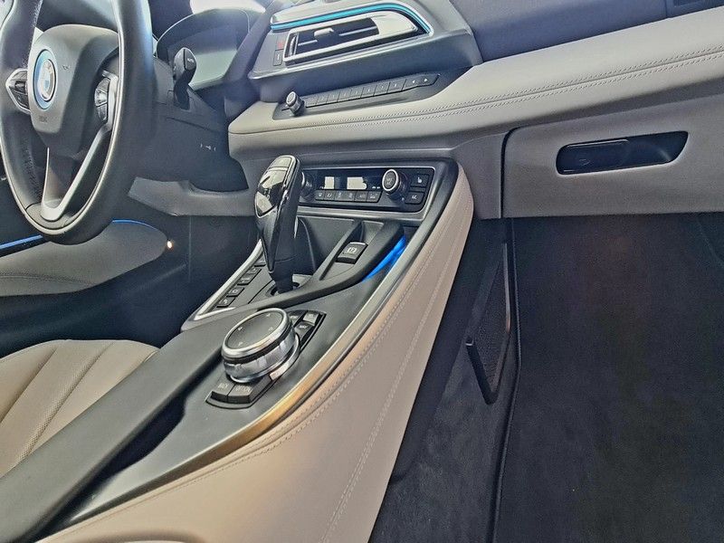 BMW i8 Coupe (I12) štedi gorivo čak do 20% s W Keypad PLUS-om od Vector Tuning-a!