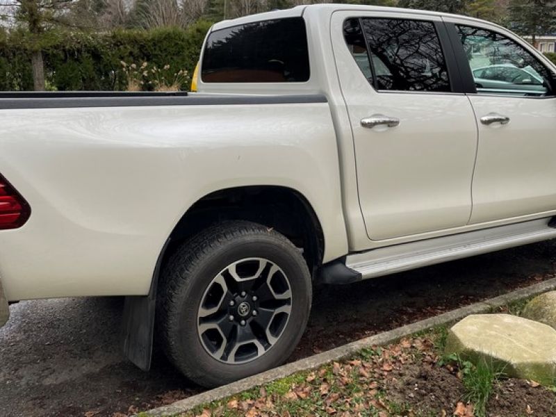 Toyota Hilux VIII Pick-up praši cestama s W Keypad PLUS-om od Vector Tuning-a!
